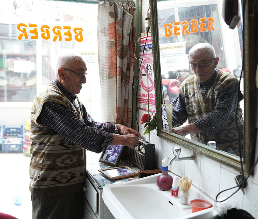 Teknolojiyi ciddiye almayan berber... 60 yıllık müşterileri var, ilk makineleriyle tıraş ediyor - 1. Resim
