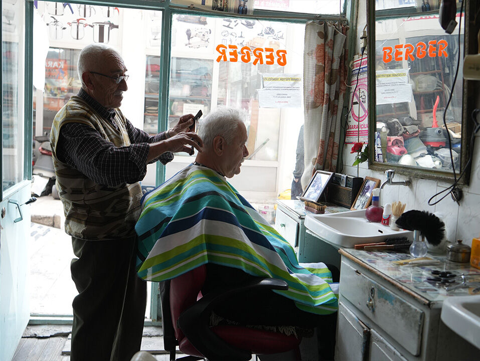 Teknolojiyi ciddiye almayan berber... 60 yıllık müşterileri var, ilk makineleriyle tıraş ediyor - 2. Resim