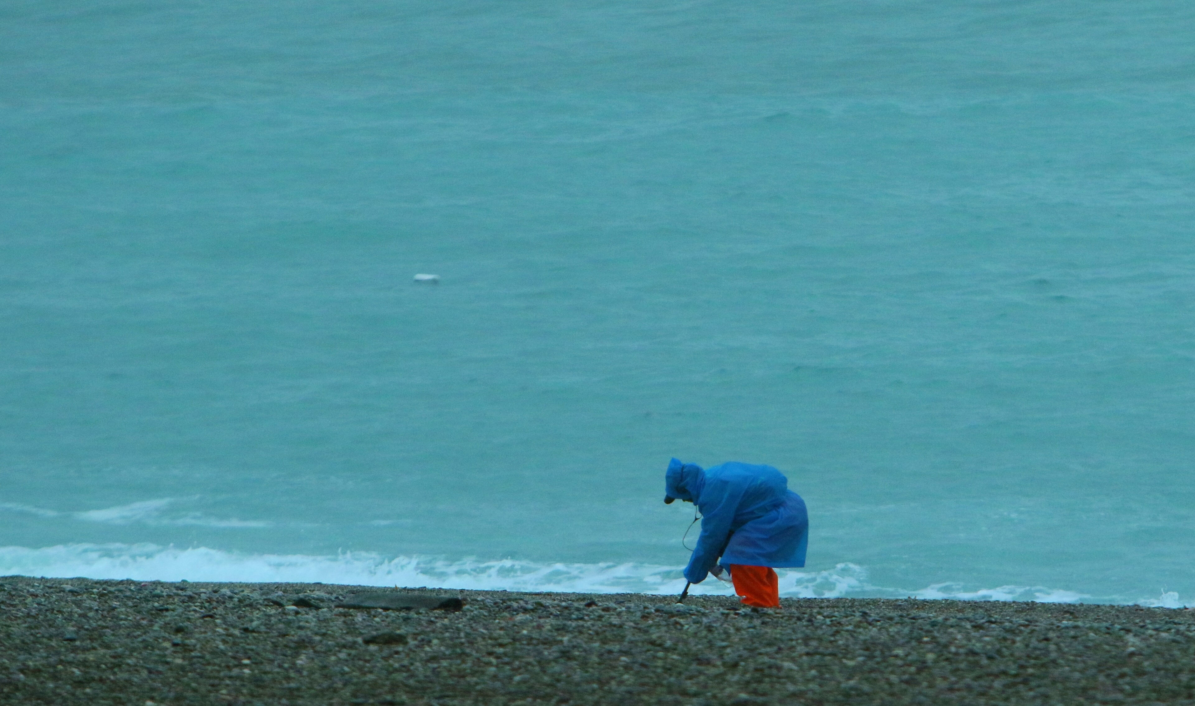 Antalya'da herkes evlerine kapandı 'turuncu kod'un define avcıları sahillere koştu: Didik didik altın aradılar Antalya'da herkes evlerine kapandı 'turuncu kod'un define avcıları sahillere koştu: Didik didik altın aradılar - 2. Resim