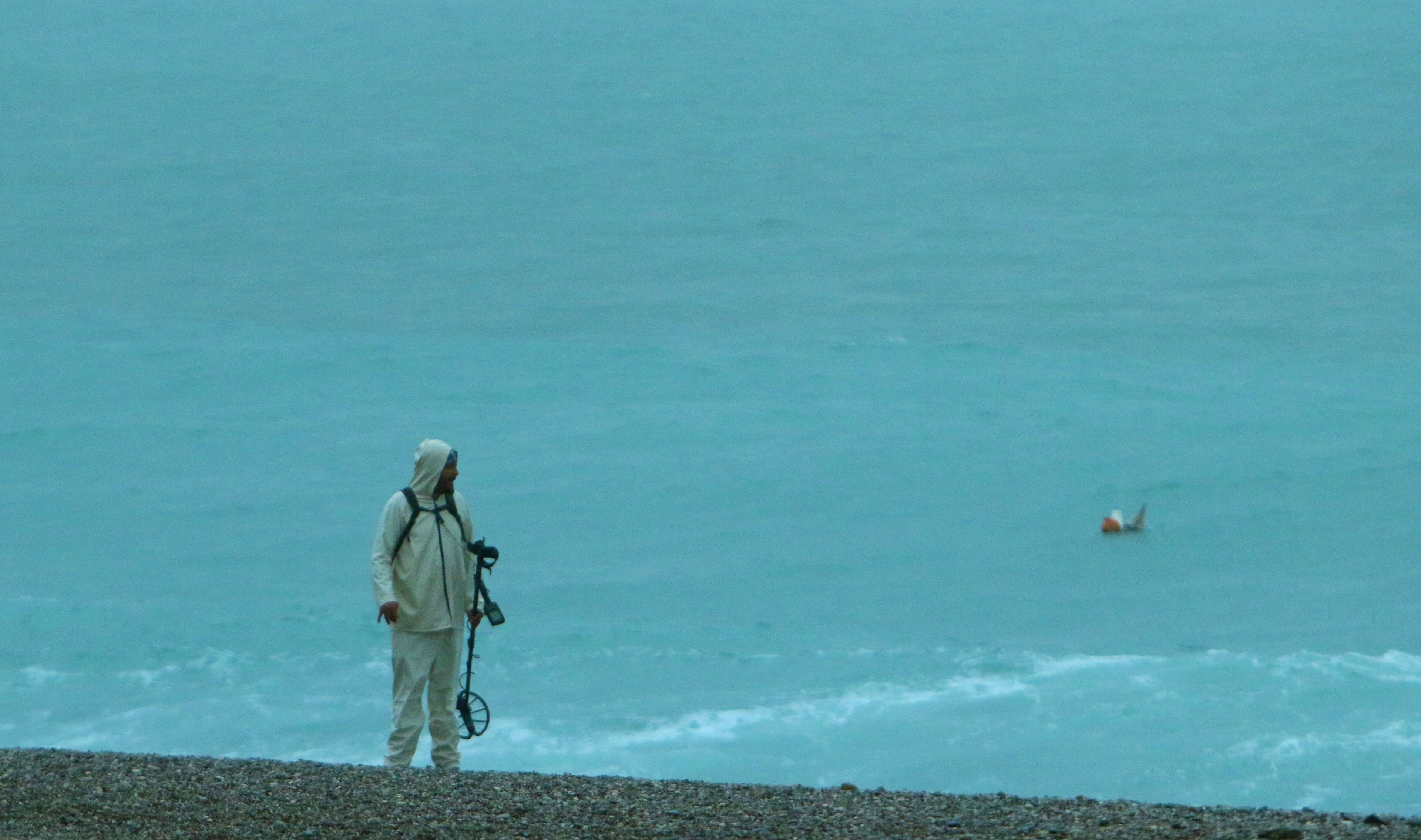 Antalya'da herkes evlerine kapandı 'turuncu kod'un define avcıları sahillere koştu: Didik didik altın aradılar Antalya'da herkes evlerine kapandı 'turuncu kod'un define avcıları sahillere koştu: Didik didik altın aradılar - 1. Resim