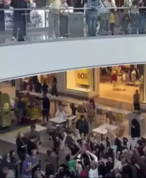AVM'de akıl almaz olay! İnsanlar birbirini ezdi, bu defa alışveriş için değil AVM'de akıl almaz olay! İnsanlar birbirini ezdi, bu defa alışveriş için değil - 1. Resim