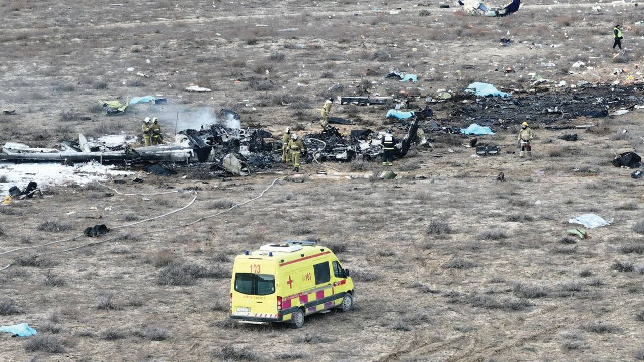 Azerbaycan Havayolları'na ait yolcu uçağı Kazakistan Aktau'ya düştü! 27 kişi kurtuldu - 2. Resim