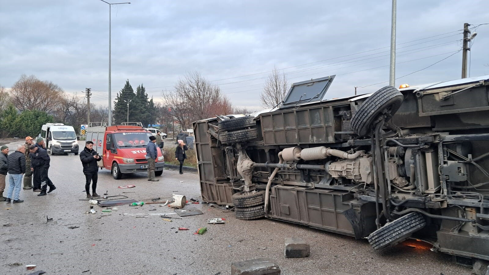 Balıkesir'de facia! Öğrenci servisi ve TIR çarpıştı: Çok sayıda yaralı var - 3. Resim
