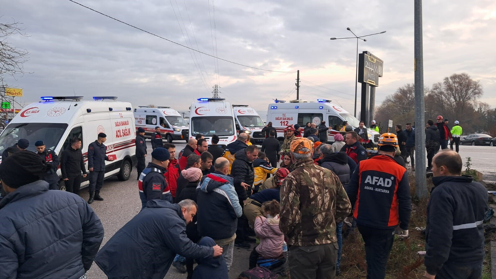 Balıkesir'de facia! Öğrenci servisi ve TIR çarpıştı: Çok sayıda yaralı var - 2. Resim