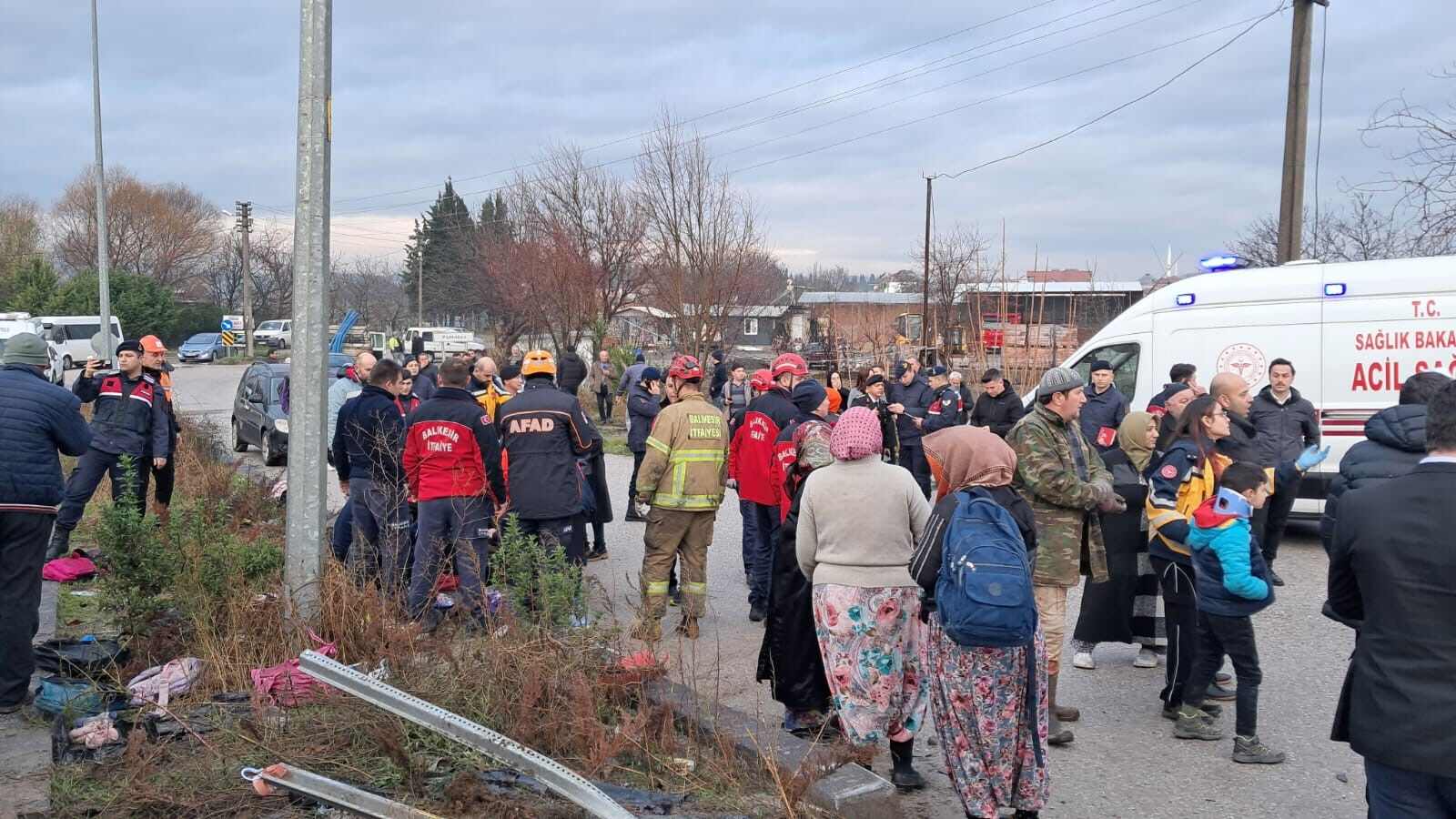 Balıkesir'de facia! Öğrenci servisi ve TIR çarpıştı: Çok sayıda yaralı var - 1. Resim
