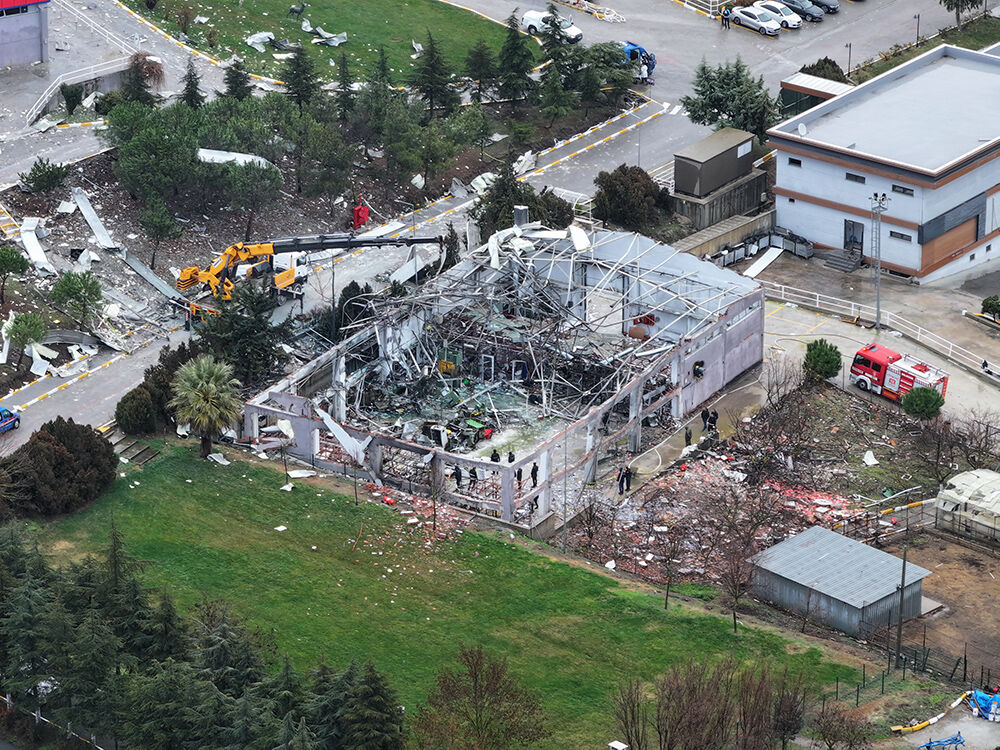 Balıkesir'deki patlamada ölenlerin cenazeleri ailelerine teslim edildi Balıkesir'deki patlamada ölenlerin cenazeleri ailelerine teslim edildi - 1. Resim