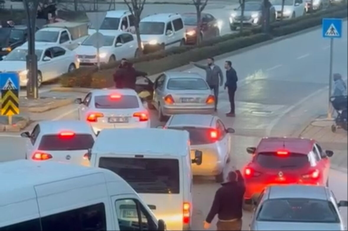 Bebek arabalı yayaları aracıyla az daha eziyordu! Yaya geçidinde yumruklar havada uçuştu Bebek arabalı yayaları aracıyla az daha eziyordu! Yaya geçidinde yumruklar havada uçuştu - 1. Resim