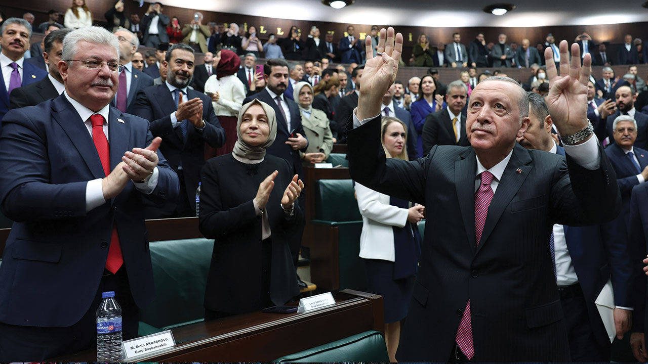 Cumhurbaşkanı Erdoğan Suriye'nin özgürleşmesini Kerkük türküsüyle kutladı! O sözler ayakta alkışlandı Cumhurbaşkanı Erdoğan'dan CHP'li belediyelerin SGK borçlarına tepki: Tıpış tıpış ödeyeceksiniz - 2. Resim