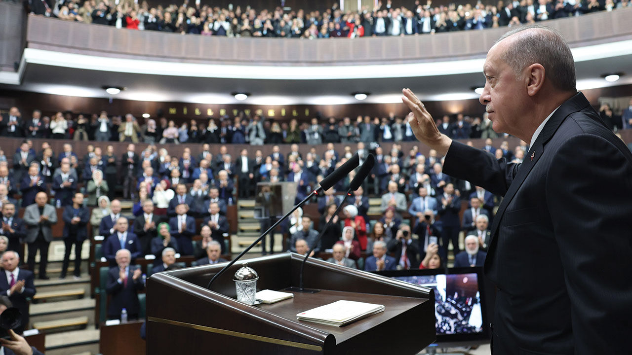 Cumhurbaşkanı Erdoğan Suriye'nin özgürleşmesini Kerkük türküsüyle kutladı! O sözler ayakta alkışlandı Cumhurbaşkanı Erdoğan'dan CHP'li belediyelerin SGK borçlarına tepki: Tıpış tıpış ödeyeceksiniz - 3. Resim