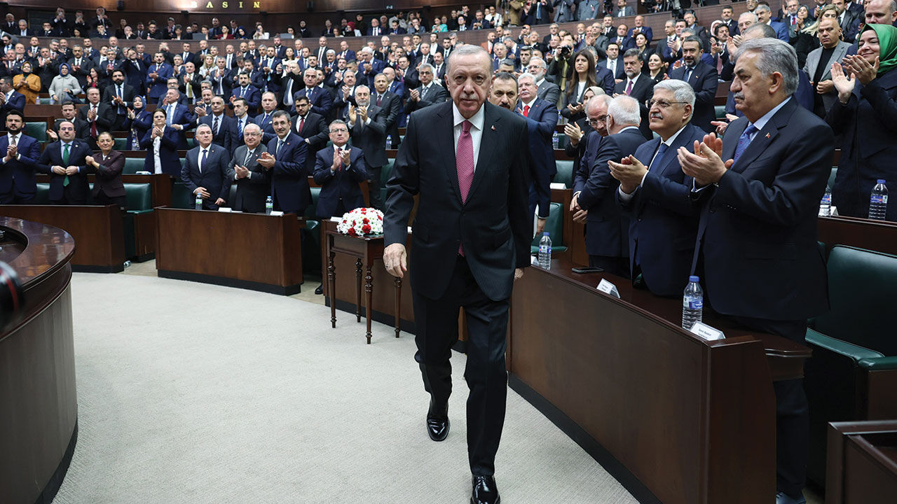 Cumhurbaşkanı Erdoğan Suriye'nin özgürleşmesini Kerkük türküsüyle kutladı! O sözler ayakta alkışlandı Cumhurbaşkanı Erdoğan'dan CHP'li belediyelerin SGK borçlarına tepki: Tıpış tıpış ödeyeceksiniz - 1. Resim