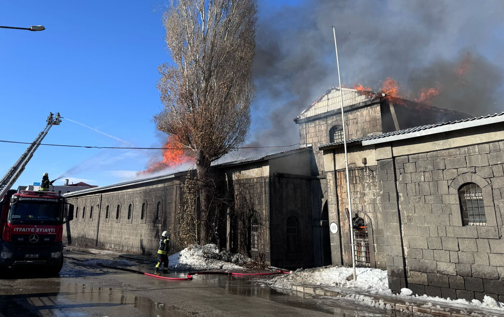 Erzurum'da tarihi Taş Ambarlar'da çıkan yangına müdahale ediliyor Erzurum'da tarihi Taş Ambarlar'da çıkan yangına müdahale ediliyor - 2. Resim