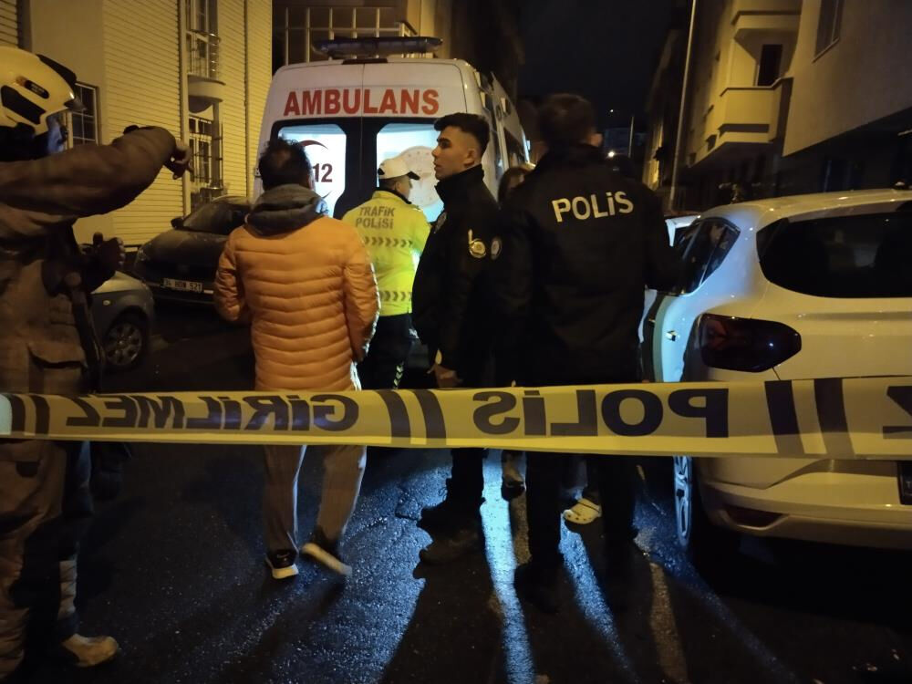 İstanbul'da korkutan patlama! Evin duvarı yıkıldı, insanlar tahliye edildi - 1. Resim