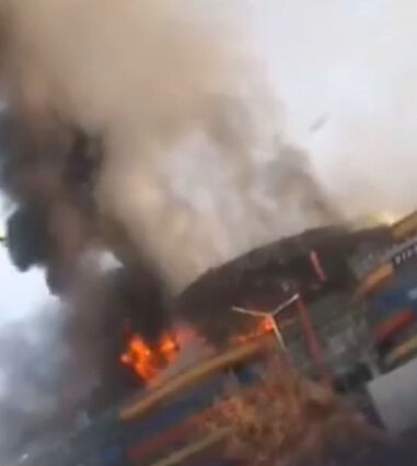 Kazakistan Aktau'da yolcu uçağı düştü! Dünyanın gözü facia noktasında - 3. Resim