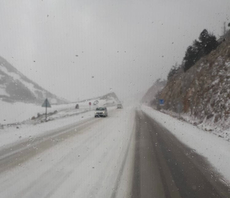 Meteoroloji 'turuncu' kod ile uyarmıştı! Antalya'da kar yağışı hayatı olumsuz etkiledi - 1. Resim