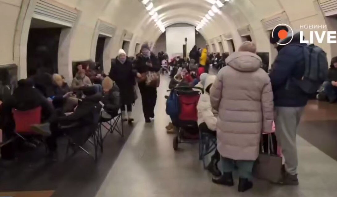 Rusya, Kiev'deki büyük enerji tesislerini vurdu! Halk metroya sığındı - 1. Resim