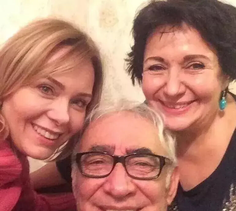 Şener Şen'in kardeşini görenler şaşırdı! Meğer o da çok ünlü bir oyuncuymuş... Şener Şen'in kardeşini görenler şaşırdı! Meğer o da çok ünlü bir oyuncuymuş... - 1. Resim