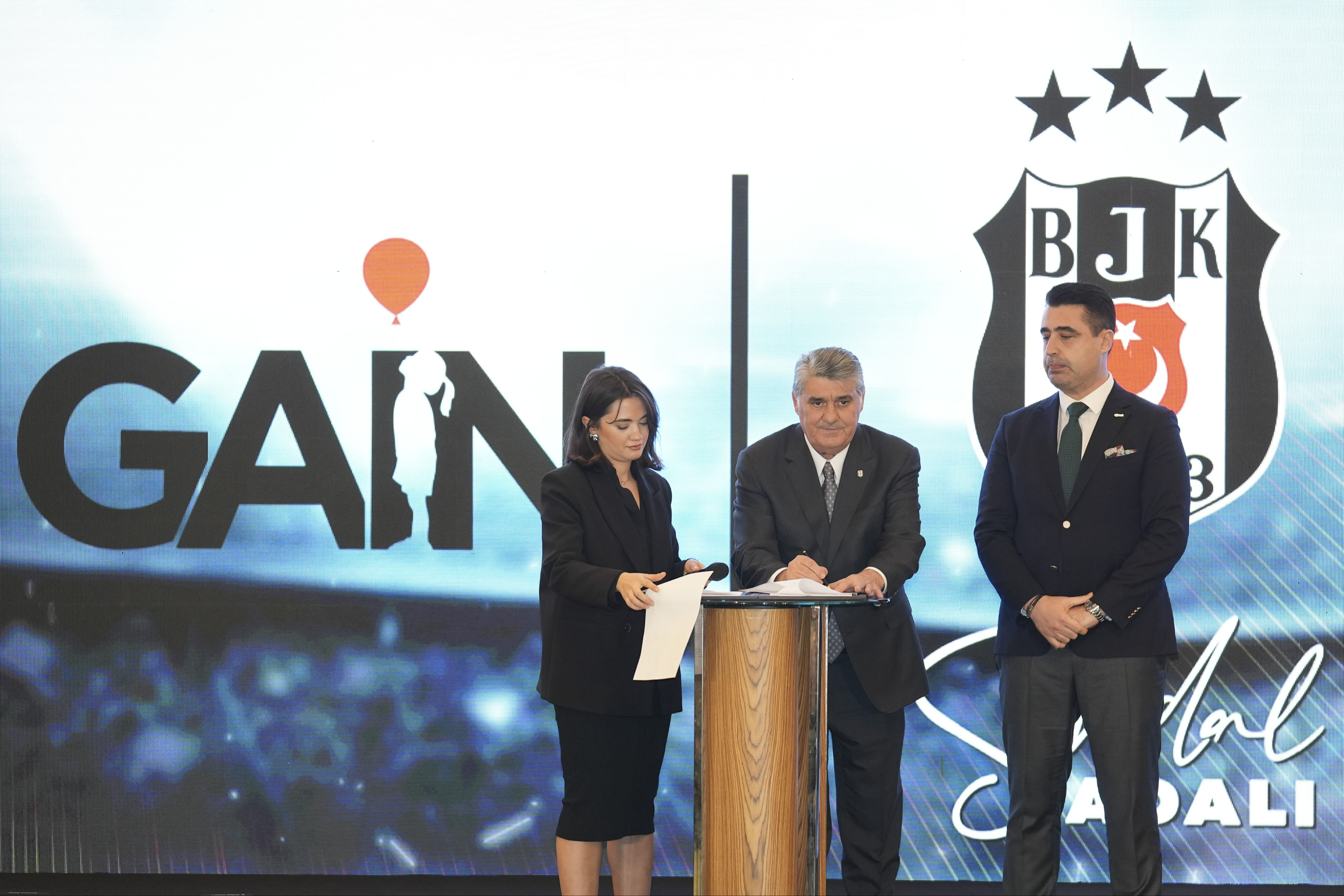 Serdal Adalı 2 sponsorluk anlaşmasını açıkladı Serdal Adalı 2 sponsorluk anlaşmasını açıkladı - 2. Resim