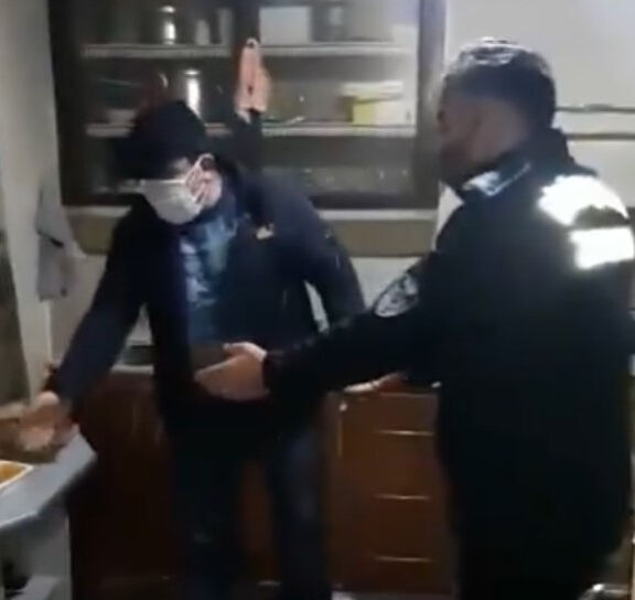 Yemek yardımı yapılan vatandaşla tartışan zabıta açığa alındı - 1. Resim