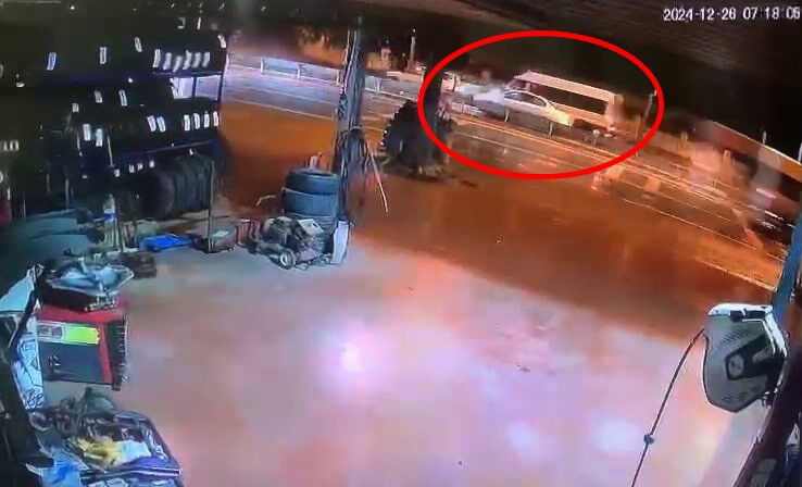 10 yaşındaki çocuğu hayattan koparan kaza kamerada! Metrelerce havaya savrulmuş - 1. Resim