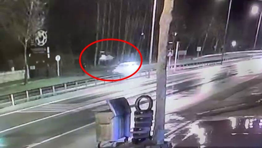 10 yaşındaki çocuğu hayattan koparan kaza kamerada! Metrelerce havaya savrulmuş - 2. Resim