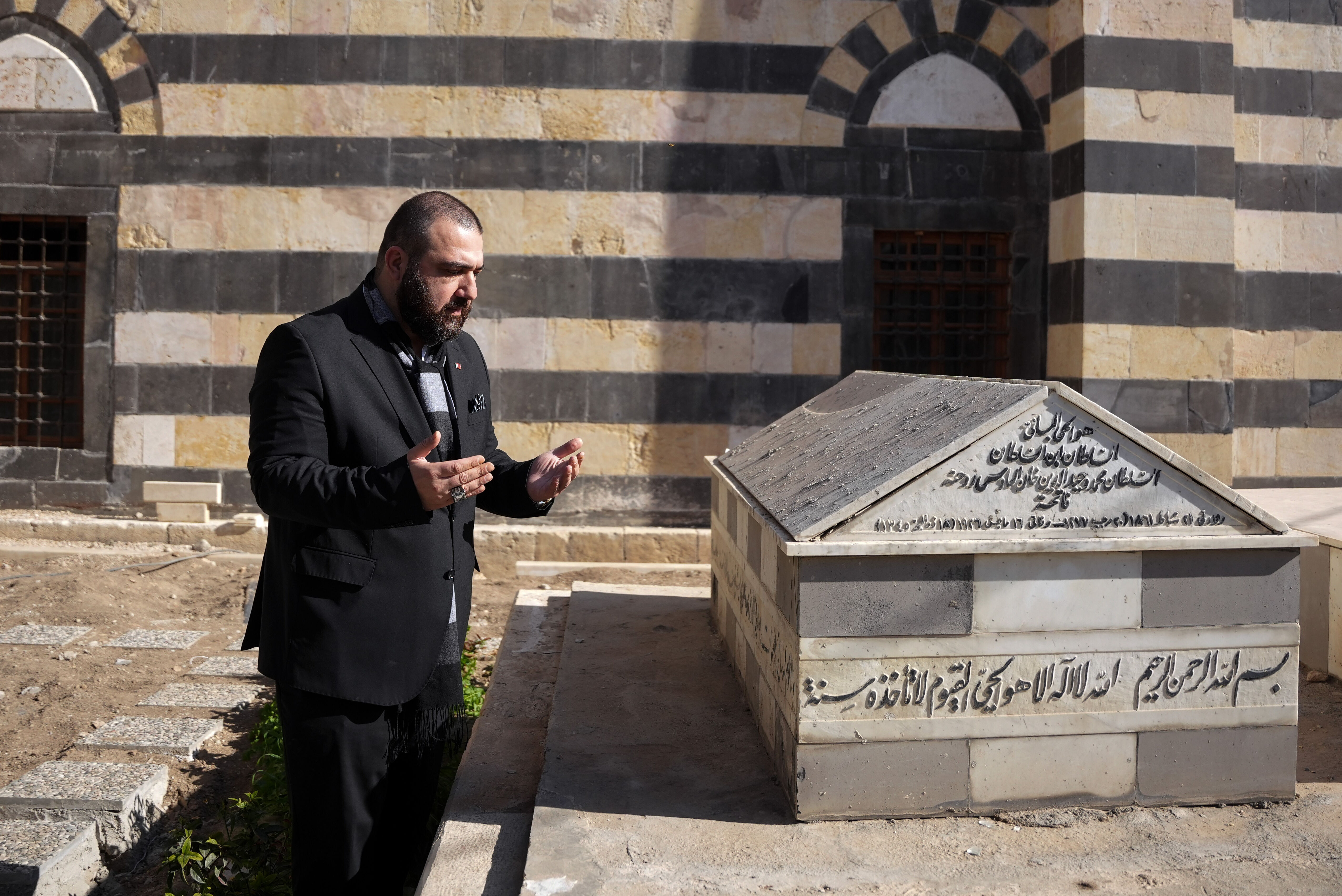 Sultan Vahideddin'in naaşı Türkiye'ye mi geliyor? Abdülhamid Han'ın torunundan dikkat çeken açıklama Abdülhamid Han'ın torunu Sultan Vahideddin'in kabrini ziyaret etti: 15 senedir gelememiştim - 1. Resim