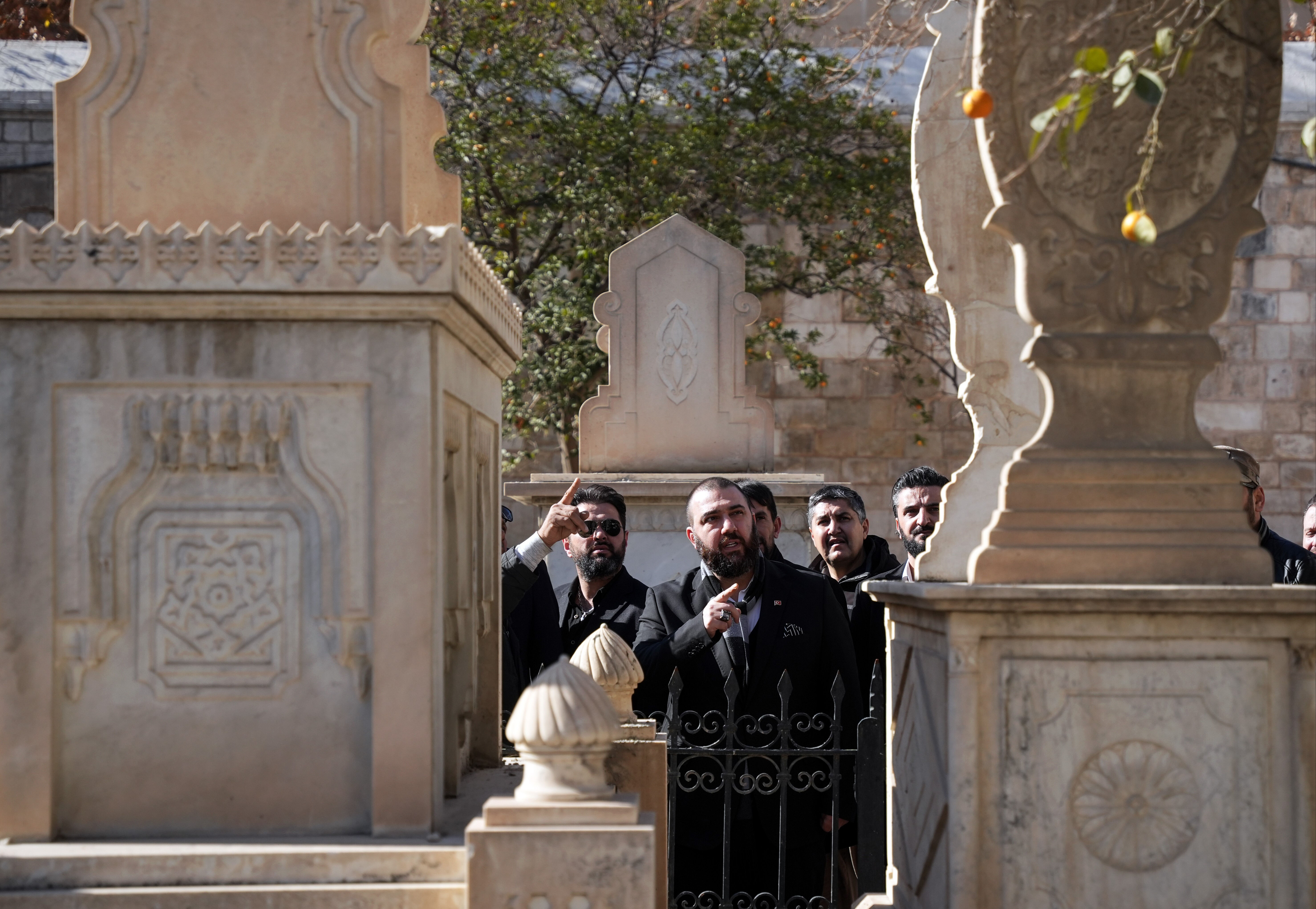 Sultan Vahideddin'in naaşı Türkiye'ye mi geliyor? Abdülhamid Han'ın torunundan dikkat çeken açıklama Abdülhamid Han'ın torunu Sultan Vahideddin'in kabrini ziyaret etti: 15 senedir gelememiştim - 2. Resim