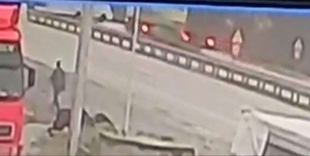 Çarpma anı ortaya çıktı! Balıkesir'deki okul servisine çarpan tır kazasında yeni gelişme Çarpıma anı ortaya çıktı! Balıkesir'deki okul servisine çarpan tır kazasında yeni gelişme - 2. Resim