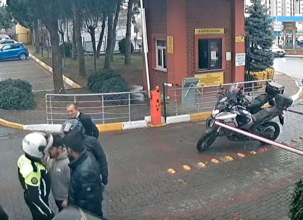 Denetimden kaçan şüpheli polisin burnunu kırdı! Serbest bırakıldılar - 1. Resim
