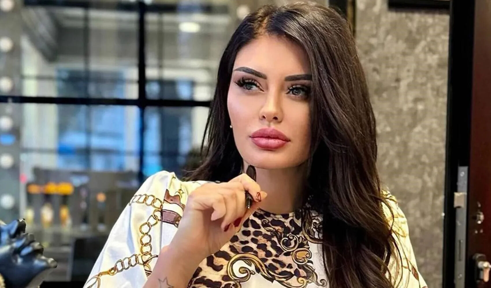 Dolandırıcılar bu kez ev hanımlarını hedef aldılar! 500 TL para istediler! Ünlü şarkıcının fotoğraflarını kullanıp… - 2. Resim