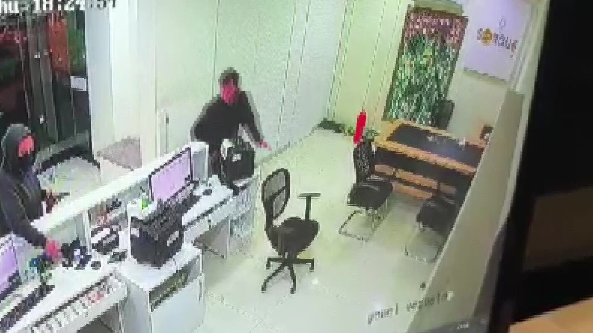 Döviz bürosunda silahlı soygun! 1 kişi rehin alındı, o anlar kamerada - 2. Resim