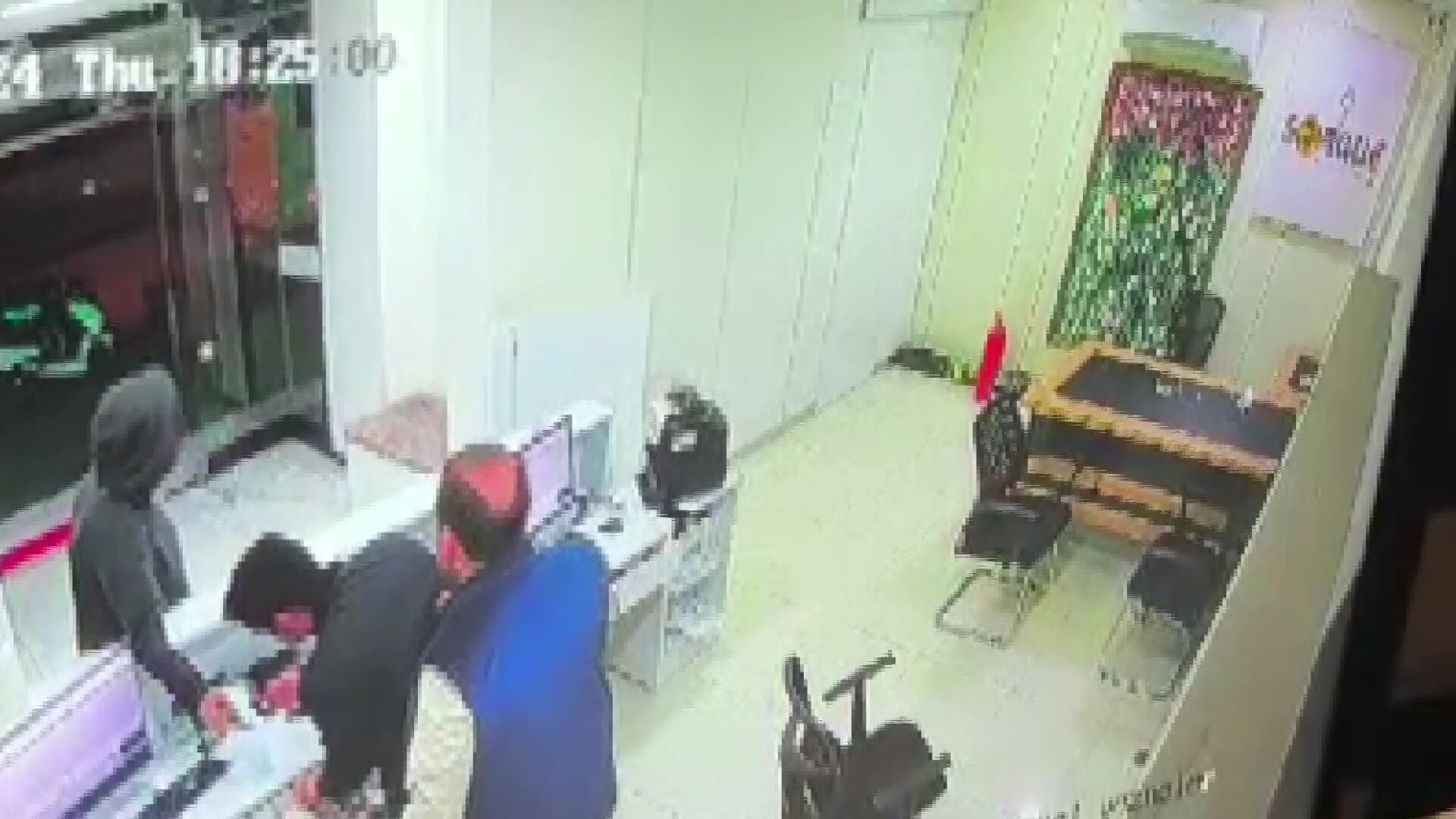 Döviz bürosunda silahlı soygun! 1 kişi rehin alındı, o anlar kamerada - 1. Resim