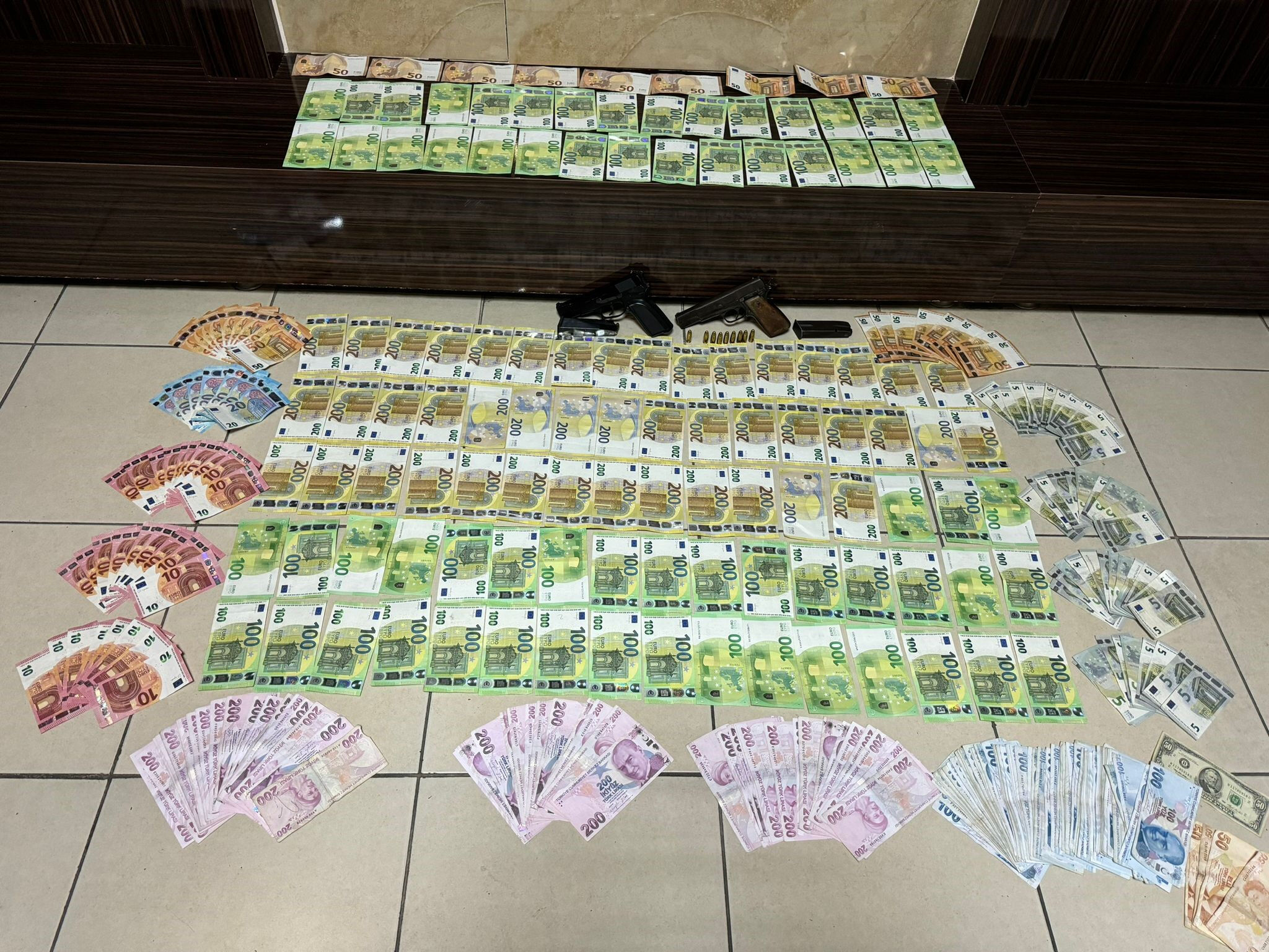 Döviz bürosunda silahlı soygun! 1 kişi rehin alındı, o anlar kamerada - 3. Resim