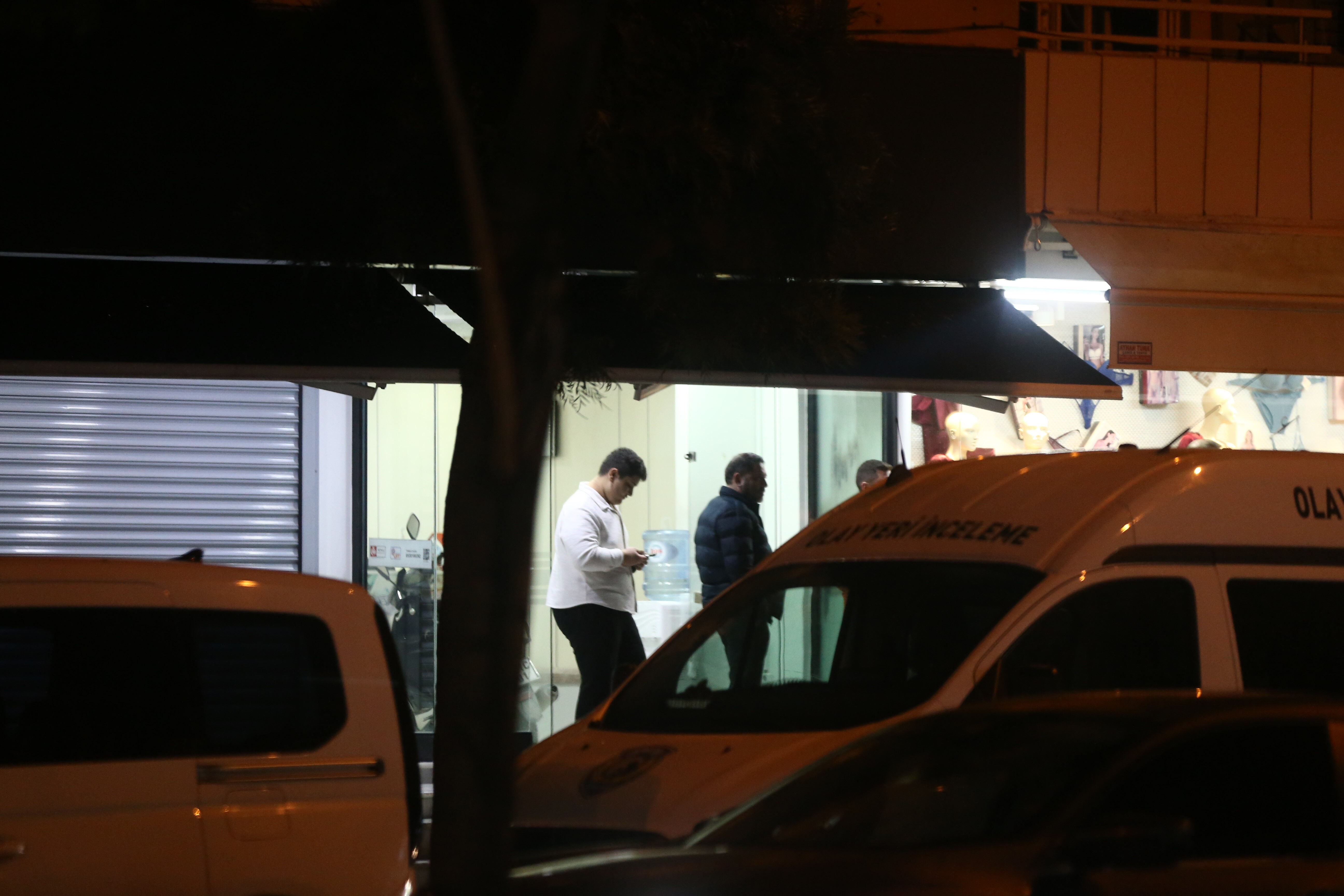 Döviz bürosunda silahlı soygun! 1 kişi rehin alındı, o anlar kamerada - 4. Resim