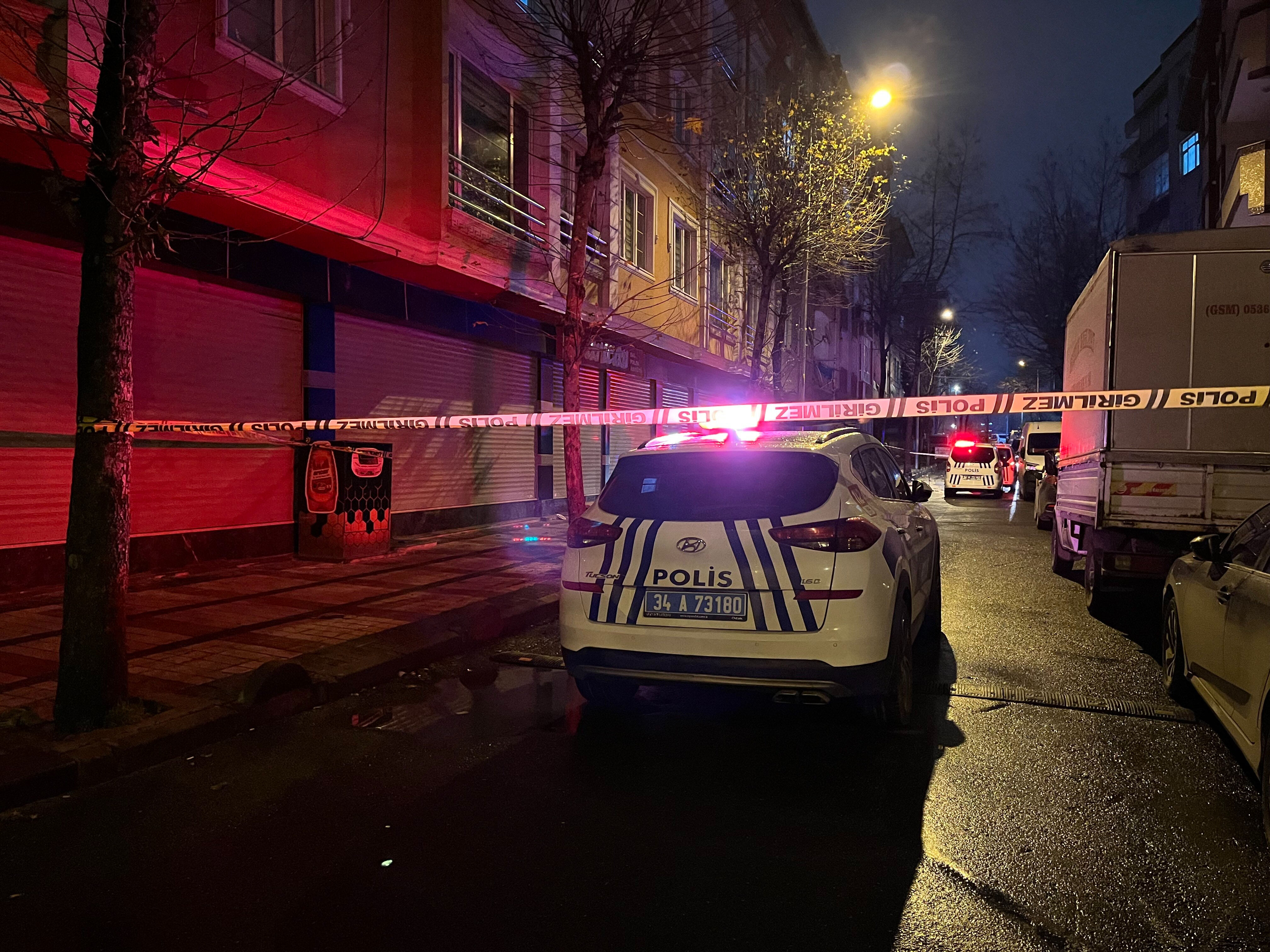 İstanbul Bağcılar'da sokakta yürüyenlere silahlı saldırı, yaralılar var İstanbul Bağcılar'da sokakta yürüyenlere silahlı saldırı, yaralılar var - 1. Resim