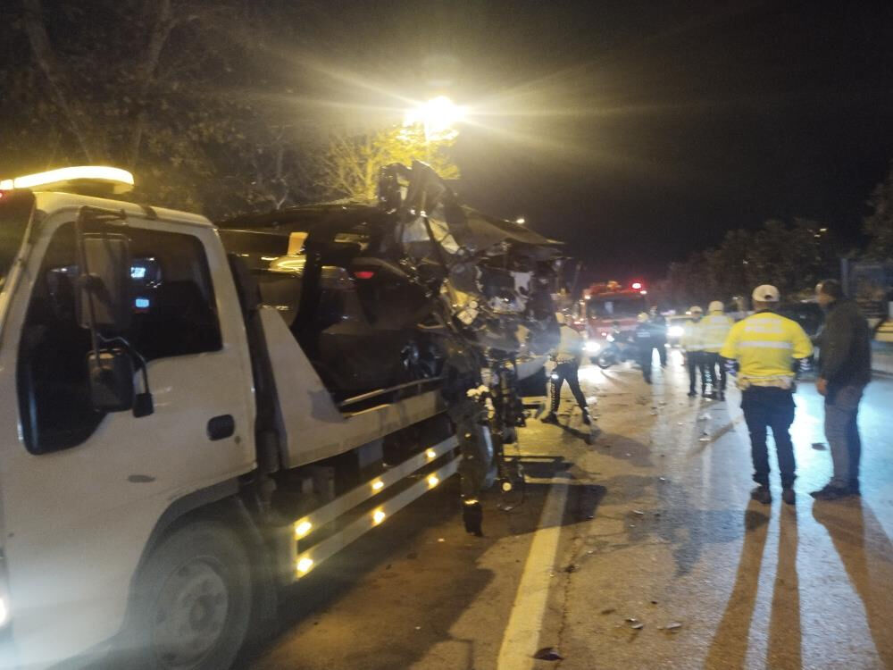 İstanbul'da feci kaza! İETT otobüsüne çarpan otomobildeki yolcu canından oldu - 2. Resim