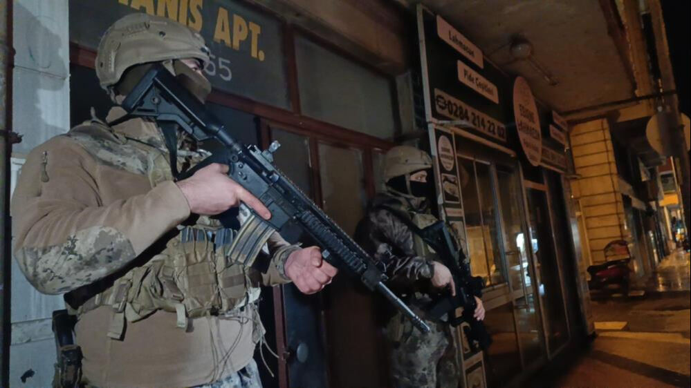 Sosyal medyadan silah paylaşan 26 kişi şafak operasyonuyla yakalandı - 1. Resim