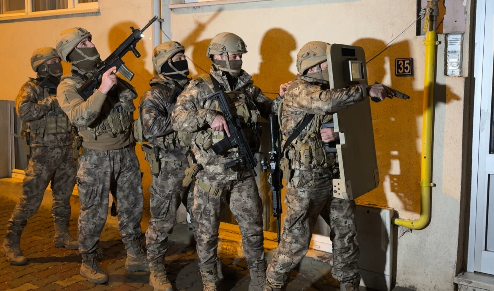 Sosyal medyadan silah paylaşımı yapanlar, şafak vakti evinden böyle alındı - 1. Resim