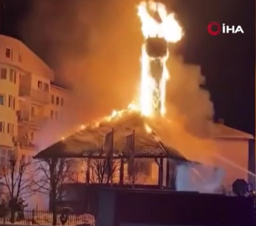 Bosna Hersek’te feci yangın! Tarihi Hacı Paşa Camii yanarak küle döndü Bosna Hersek’teki tarihi Hacı Paşa Camii yanarak küle döndü - 1. Resim
