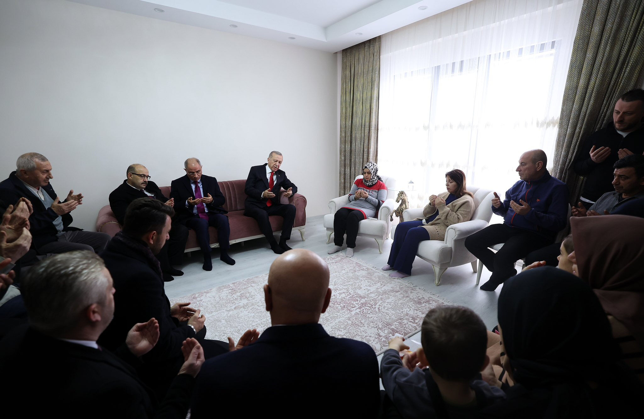 Cumhurbaşkanı Erdoğan'dan patlamada ölen işçilerin ailesine ve servis kazasında yaralanan öğrencilere ziyaret - 1. Resim