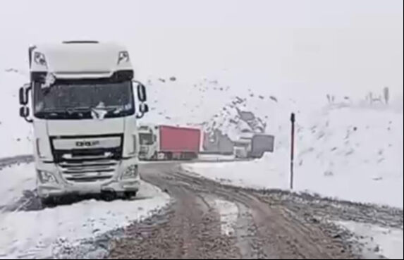 Kar vurdu yollar durdu! TIR'lar Yüksekova-Van karayolunda kaldı Kar vurdu yollar durdu! TIR'lar Yüksekova-Van karayolunda kaldı - 2. Resim