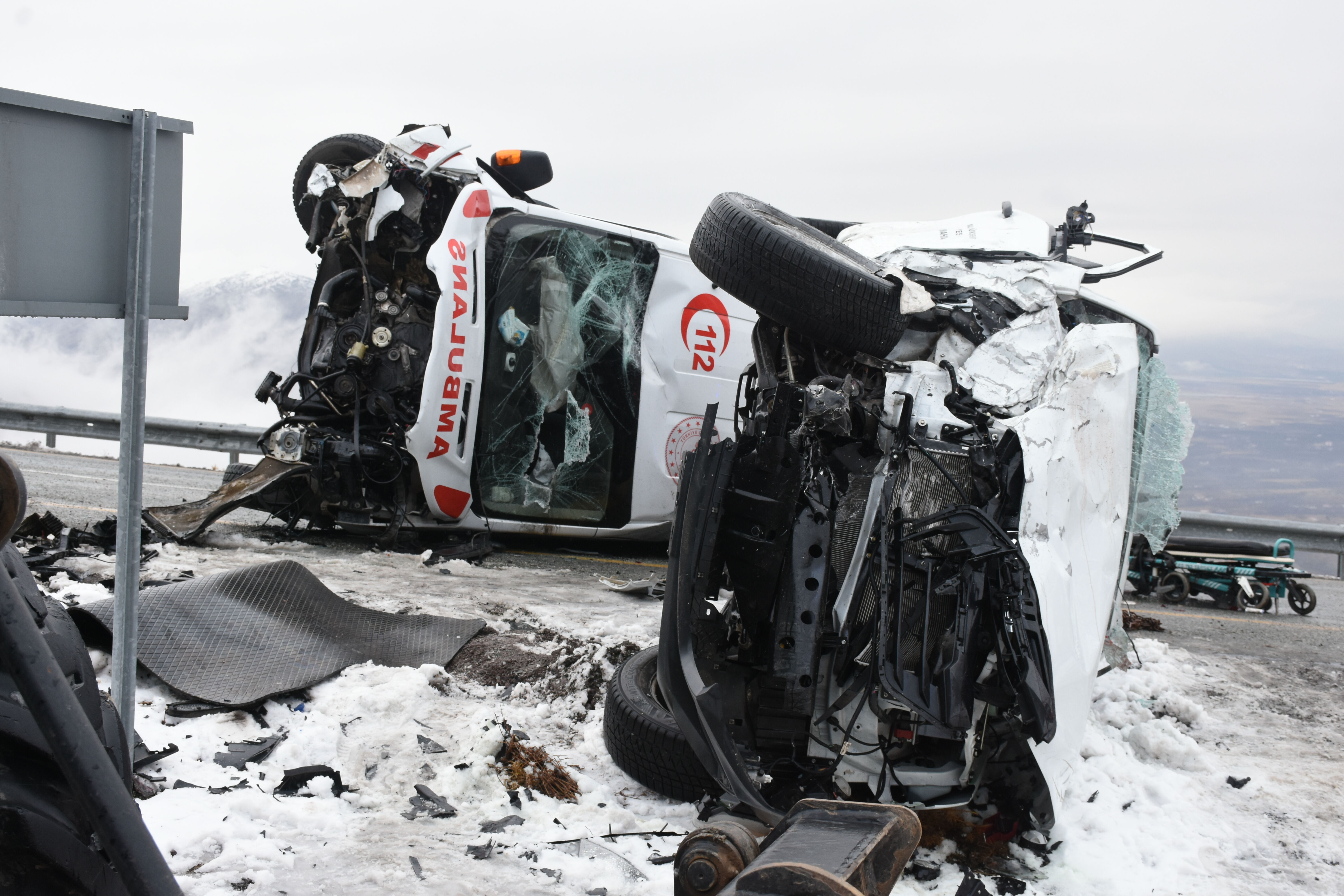Malatya'da feci kaza! Hasta taşıyan ambulans kamyonet ile çarpıştı, yaralılar var Malatya'da feci kaza! Hasta taşıyan ambulans kamyonet ile çarpıştı, yaralılar var - 1. Resim
