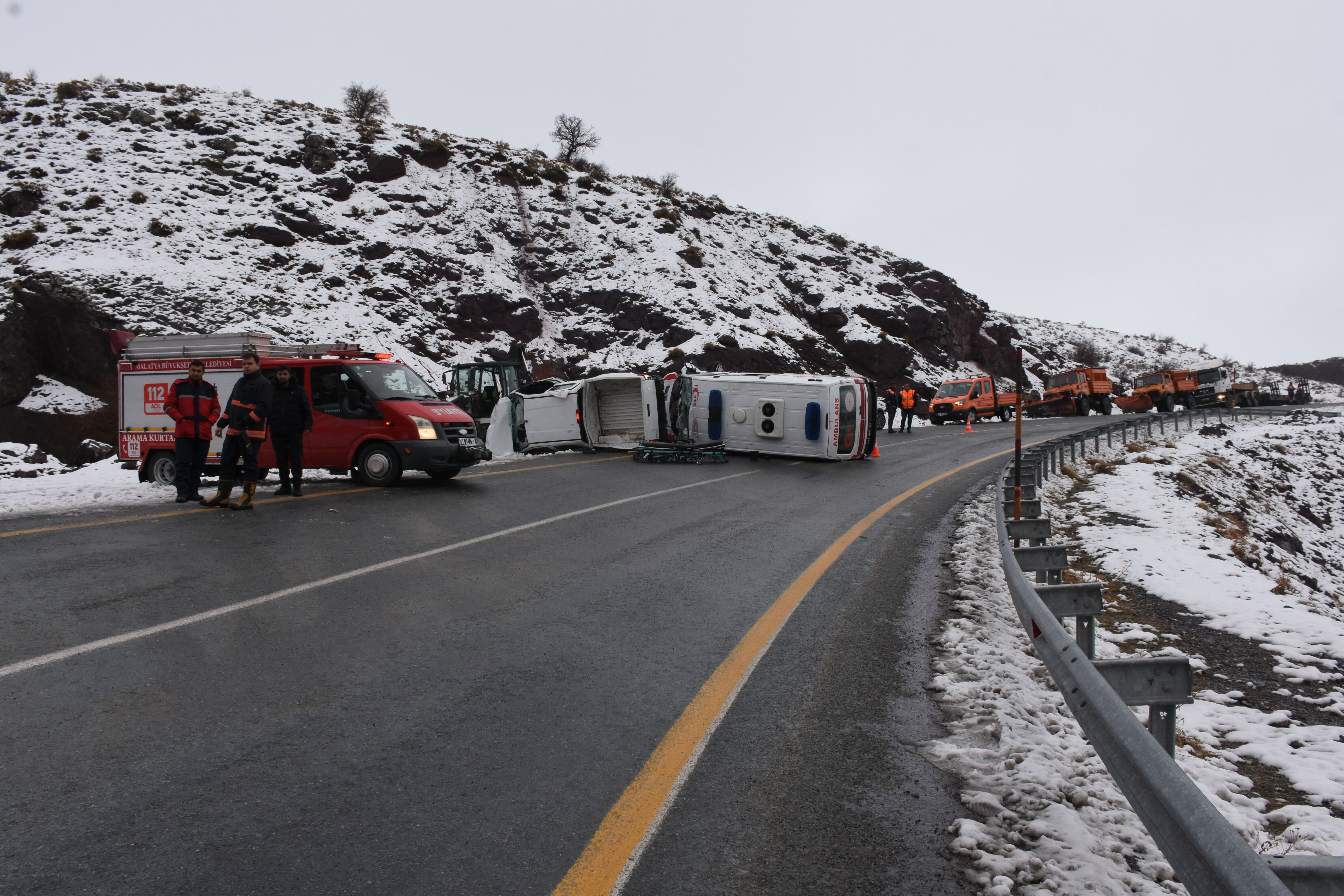 Malatya'da feci kaza! Hasta taşıyan ambulans kamyonet ile çarpıştı, yaralılar var Malatya'da feci kaza! Hasta taşıyan ambulans kamyonet ile çarpıştı, yaralılar var - 2. Resim