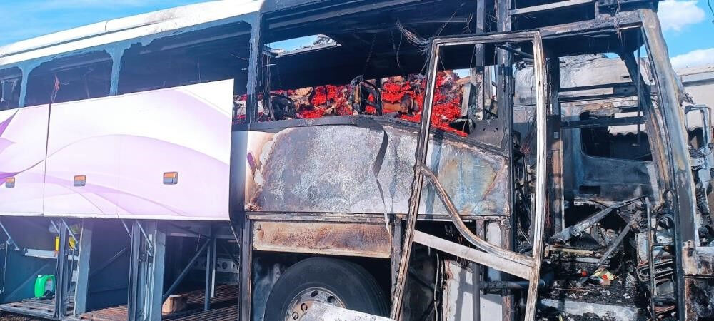 Şırnak'ta faciadan dönüldü! Cip ve yolcu otobüsü cayır cayır yandı - 2. Resim