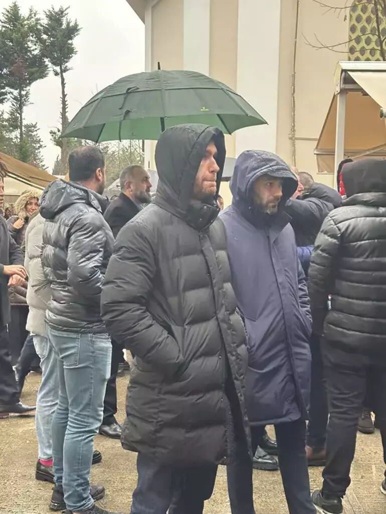 Yaşar İpek'in evinde ölü olarak bulunan gazeteci kardeşi Işık İpek son yolculuğuna uğurlandı! Cenazeye ünlü akını... - 2. Resim