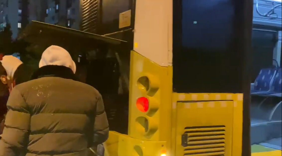 Başakşehir'de İETT otobüsünden bir anda dumanlar çıktı! Yolcular panikle indi Başakşehir'de İETT otobüsünden bir anda dumanlar çıktı! Yolcular panikle indi - 2. Resim