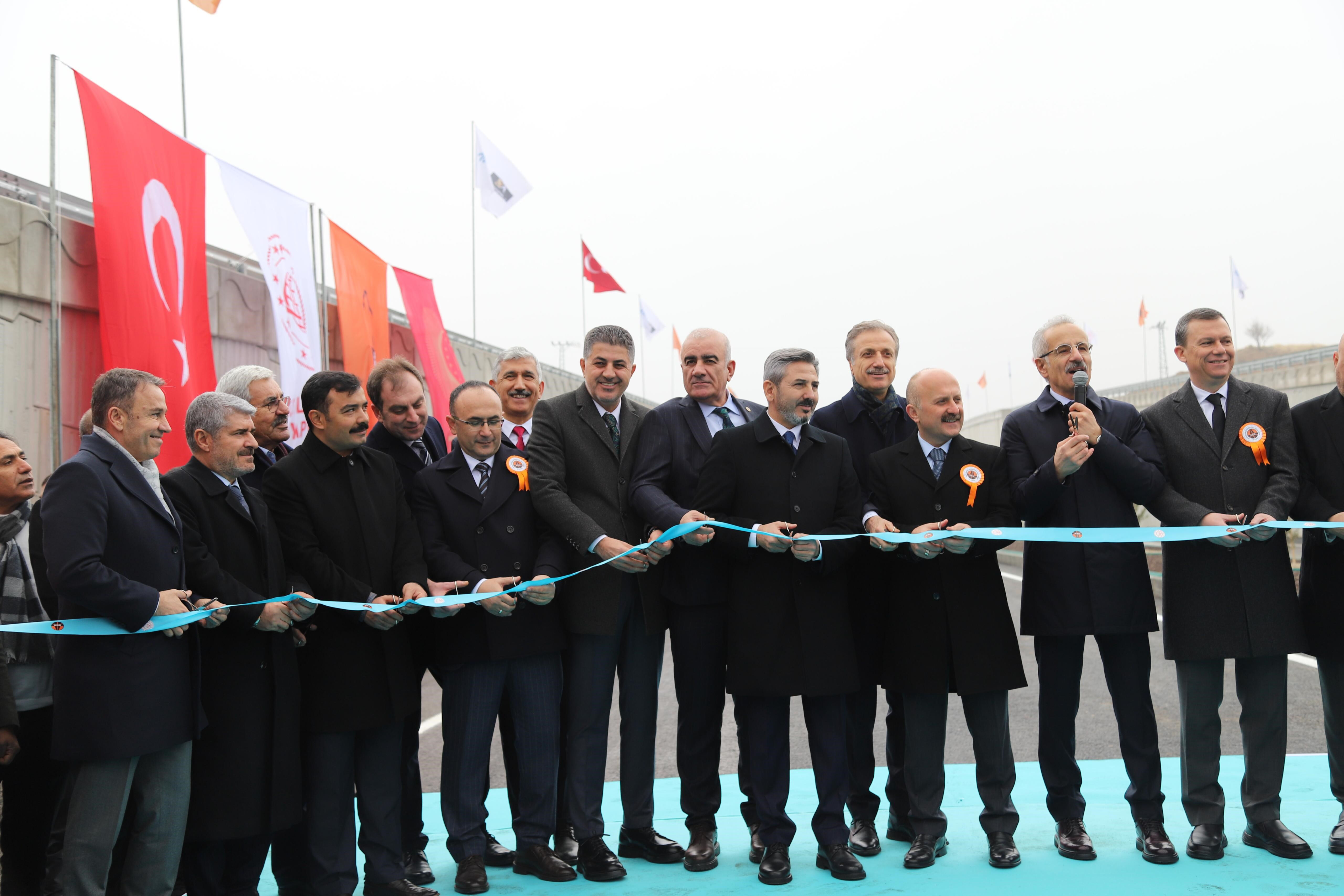 Dev proje hayata geçiyor! Kahta-Siverek arası 25 dakikaya düşecek Dev proje hayata geçiyor! Kahta-Siverek arası 25 dakikaya düşecek - 1. Resim