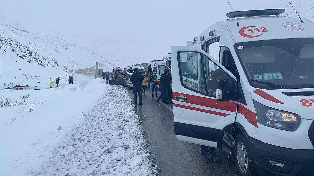 Erzincan'da yolcu otobüsü şarampole devrildi! Çok sayıda ambulans olay yerinde - 1. Resim