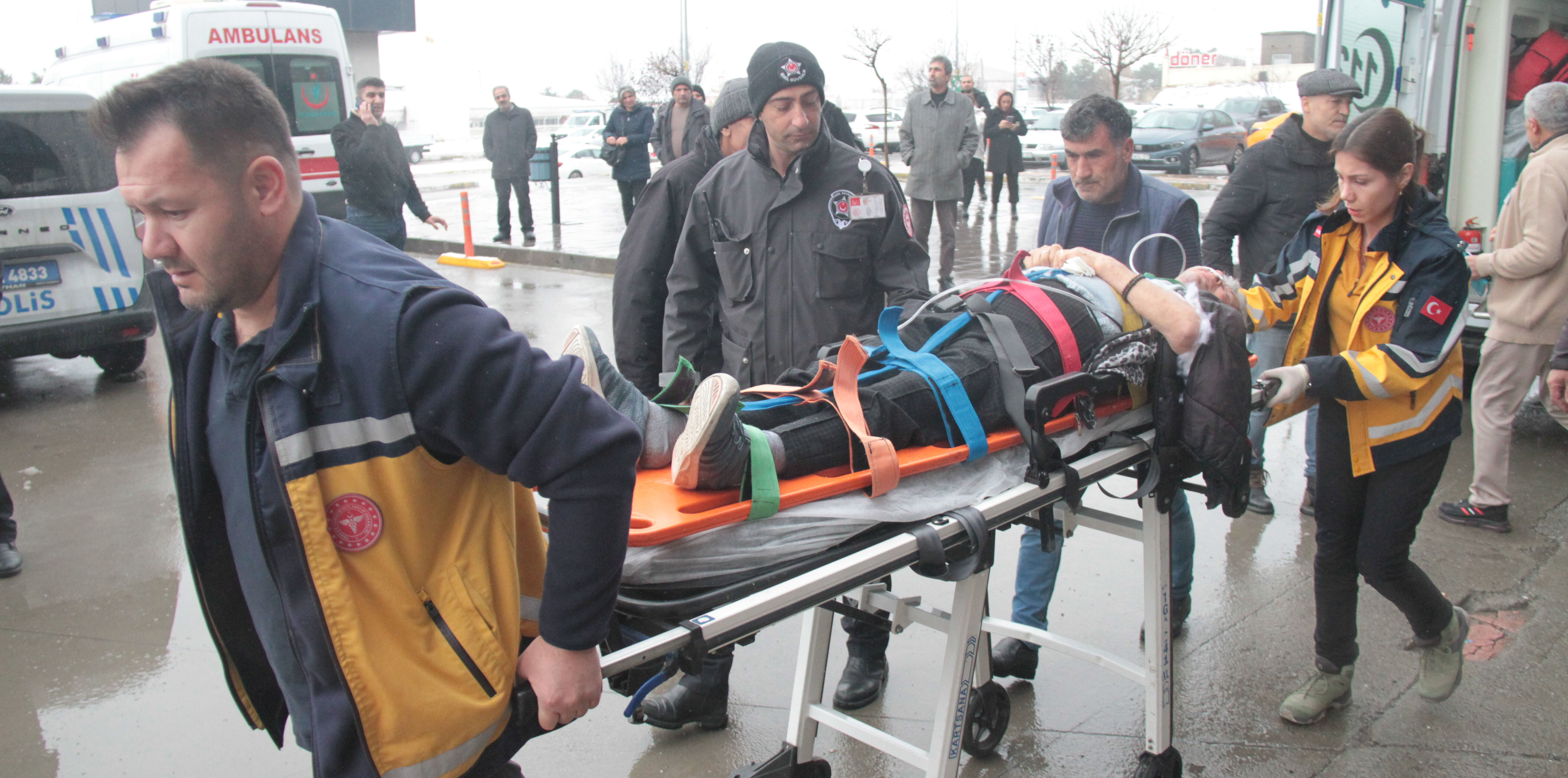 Erzincan'da yolcu otobüsü şarampole devrildi! Yaralıların sağlık durumu hakkında açıklama - 4. Resim