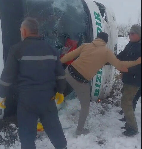 Erzincan'ın ardından şimdi de Kars! Yolcu otobüsü şarampole devrildi: Çok sayıda yaralı var  - 2. Resim