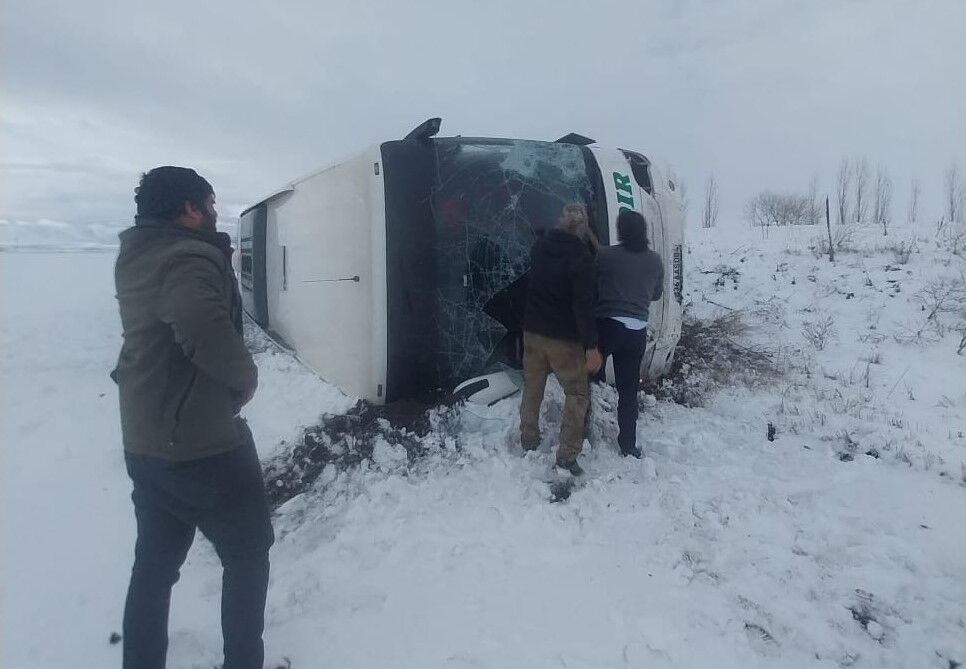 Erzincan'ın ardından şimdi de Kars! Yolcu otobüsü şarampole devrildi: Çok sayıda yaralı var  - 1. Resim